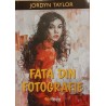 Fata din fotografie