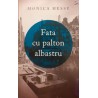 Fata cu palton albastru